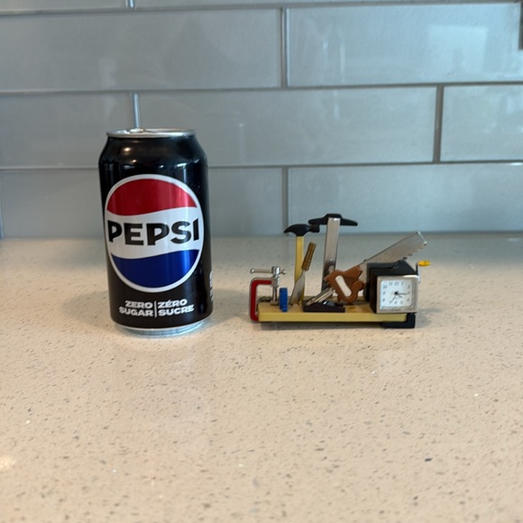 🏁 Unique Desk Clock with Tool Design - Picture 8 of 8